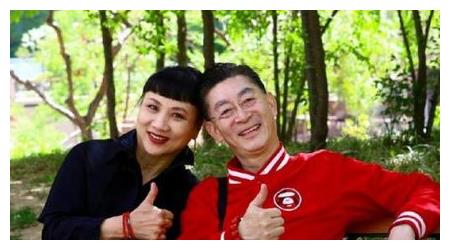 58岁六小龄童全家近照，妻子是天竺王后，27岁女儿撞脸李冰冰