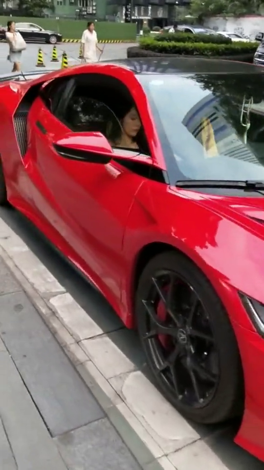 这是长安新出的跑车吗，副驾驶的小姐姐都这么好看