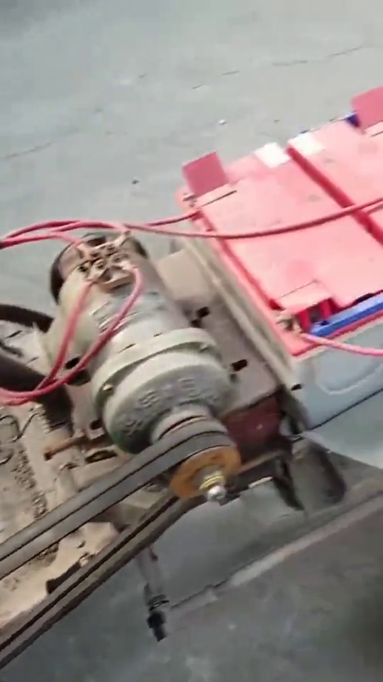 高手在民间呀牛人改装的新能源拖拉机