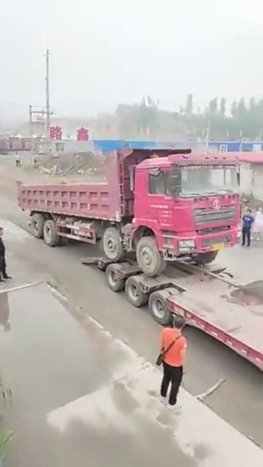 驾驶卡车上板车，上到一半前轮已经悬空，速度再快也白扯