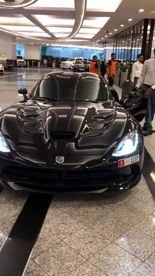 迪拜开着限量版跑车回头率真高