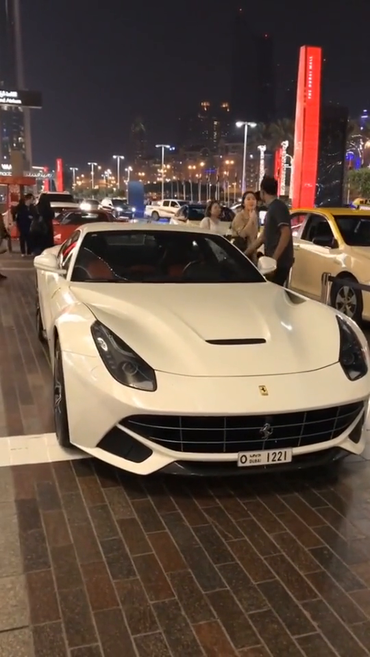迪拜土豪有法拉利不开却选择了做出租车