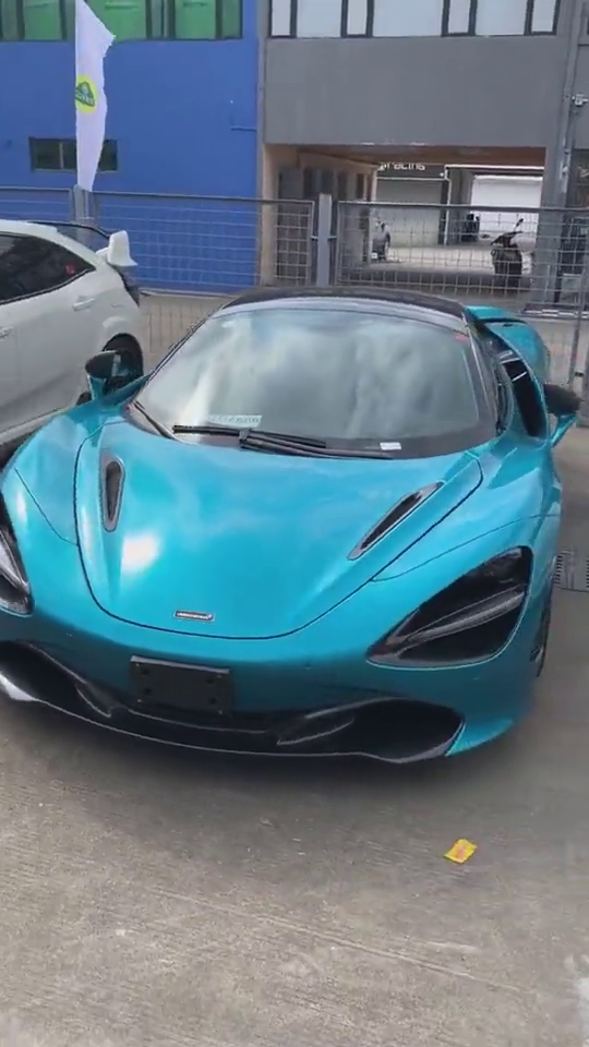 这颜色与天空融为一体完美跑车