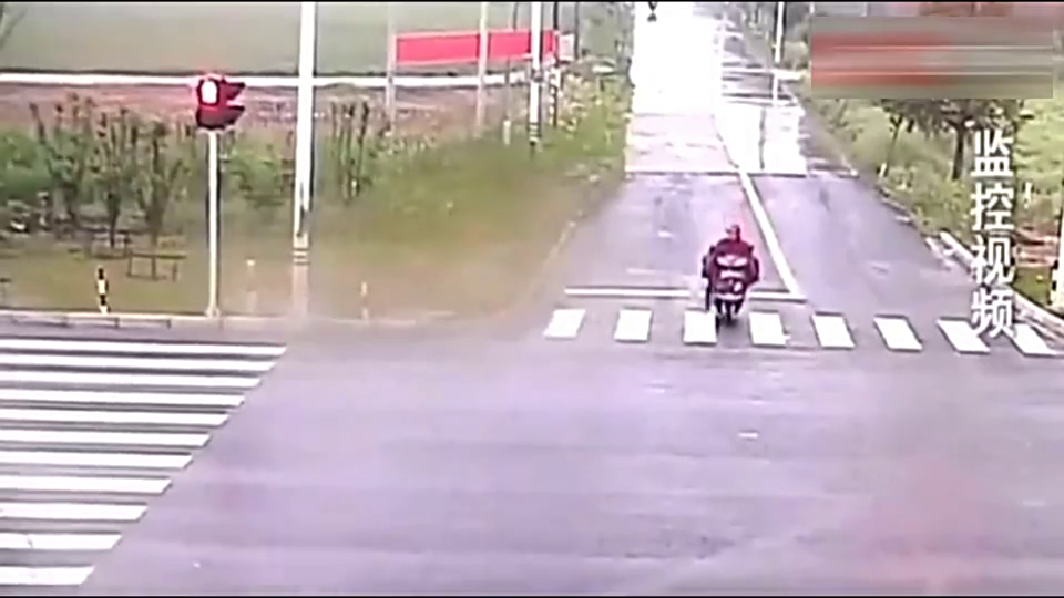 看着面包车被卡车摧毁，电动车拼命的赢得的机会