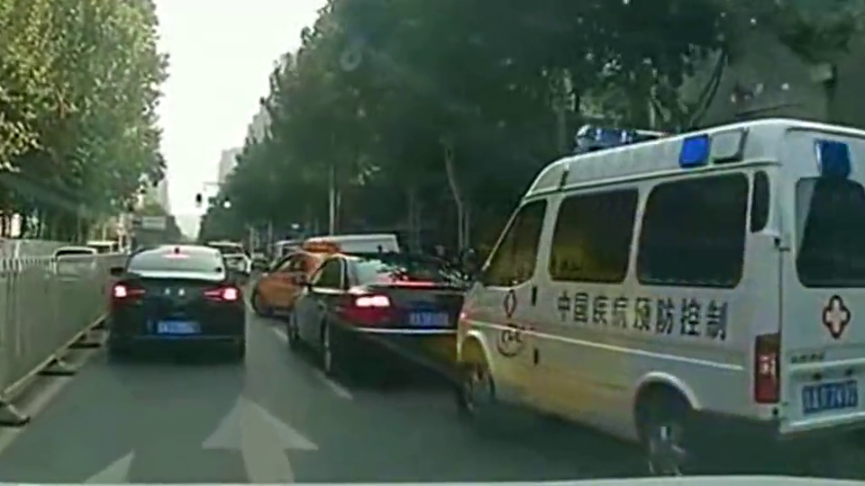奥迪A6<em>车</em><em>主</em>，下次请你<em>主动</em>让行救护<em>车</em>，而不是变道将其挡住