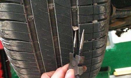 开车10年才知道，轮胎卡石子别用钥匙抠，一土办法，石子全跑光