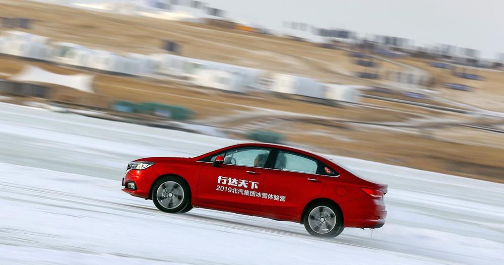 冰雪赛道刷圈速，SUV和轿车谁更强？试驾北汽全系核心车型