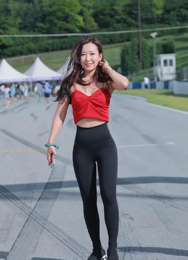 "葫芦型"身材的打底裤美女,宽胯恰好反衬了蜂腰细腿!