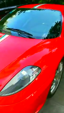 这辆法拉利是改装过的吗和其他跑车挺不一样的，好看多了