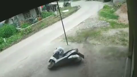 电动车女司机过弯不减速，5秒后惊险发生！