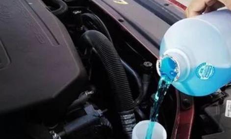 汽车玻璃水用完了，真的可以自己加吗？很多车主都弄错了