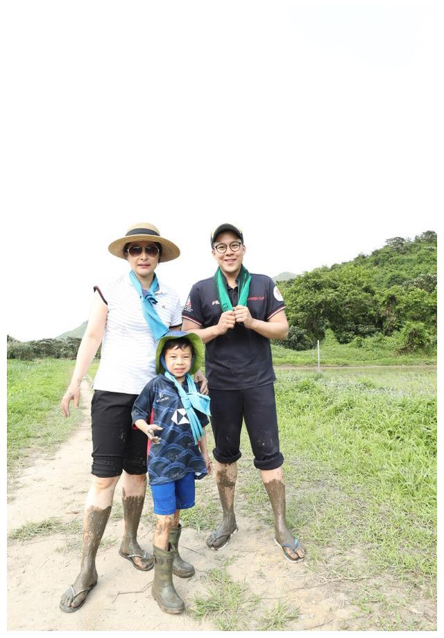 霍启刚6岁儿子和2岁女儿帮他洗车，郭晶晶生出的孩子就是能干