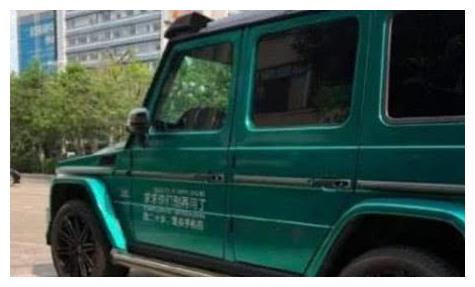 街边停辆奔驰大G特显眼!漏不漏油先不说,车上两行字才是亮点!