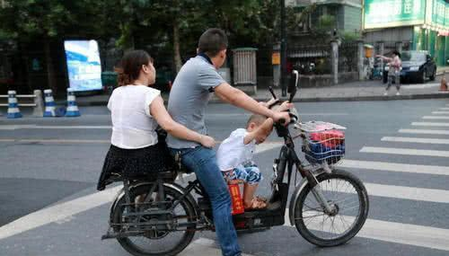 电动车不能载人，设计后座有何用？交警的解释也难令人信服