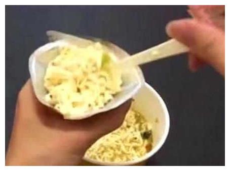 年的泡面白吃了 原来桶装泡面里 不仅有叉