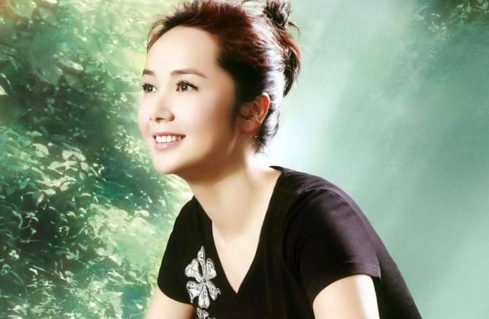他是蒋雯丽的前男友，前妻因他嫖娼而离婚，如今与年轻女子传绯闻
