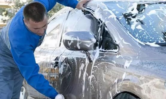经常洗车就是保养？车子清洗频率过高，这些弊端不请自来
