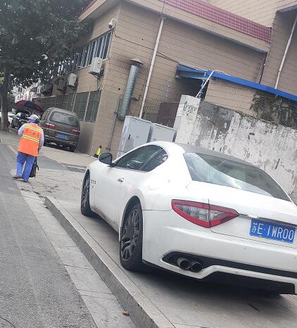 南通老小区实拍玛莎拉蒂GT跑车，拉风程度不输超跑！