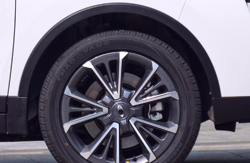 欧拉iQ，拥有很炫酷的外形，看起来上档次年轻人喜欢的类型！