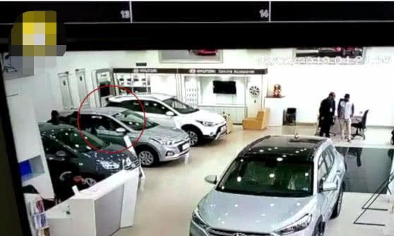 新车试驾不料错误操作启动新车，一把踩住油门冲出展厅