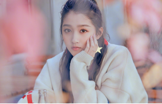 关晓彤班级合影曝光,同学们都是高颜值,还有个女生撞脸佟丽娅