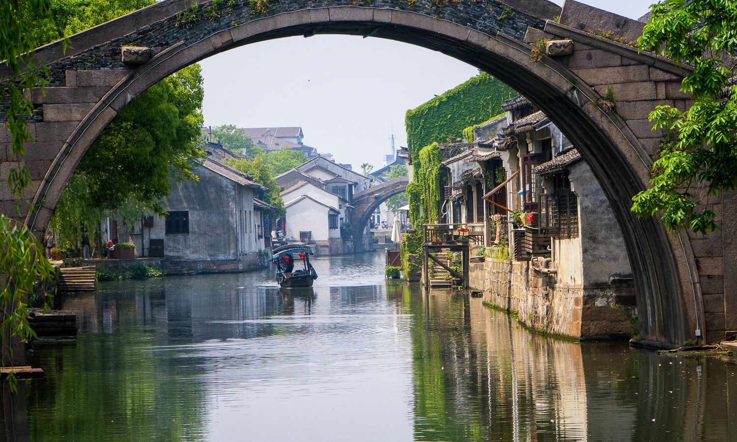 老房子青石板,小桥流水人家,河道弯弯,小船悠悠,成了江南水乡的"标配"