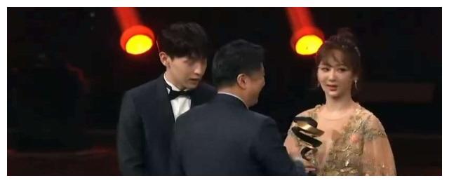 微博之夜邓伦杨紫久违同框,CP粉们过年了,《香