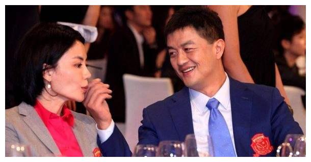 李亚鹏自曝，因为六年没有收入，所以与王菲离婚，鲁豫三字救场