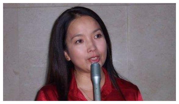 63岁张丰毅老婆曝光，风韵犹存，网友：吕丽萍比不上