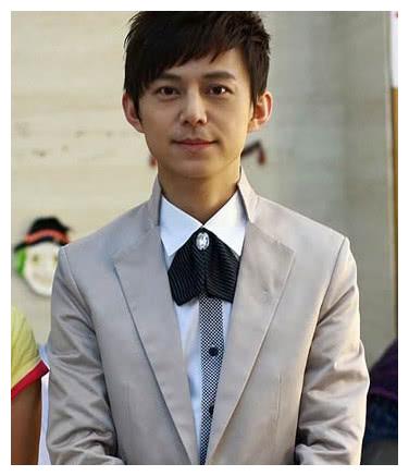 伴随我们走过的青春,从《天天向上》到《快本》,他身价千万