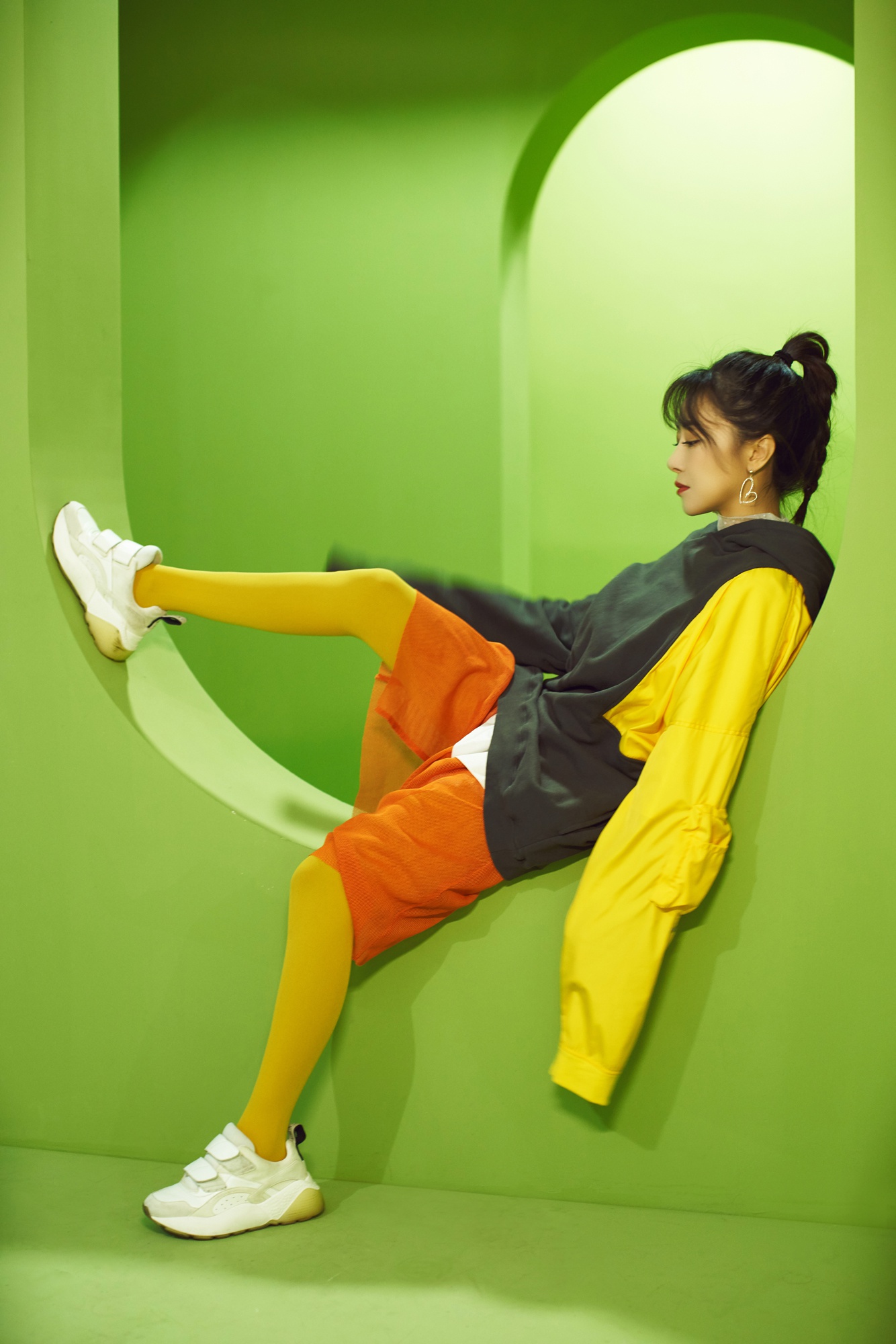 陈紫函圣诞美照玩撞色满满活力  2020《购物狂》《倩女》双剧上新