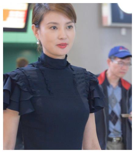 刘芳菲现身机场，真是才华与美貌共存的美人