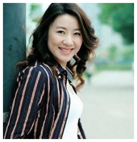 看完涂磊妻子的正面照，再看孟非妻子的正面照