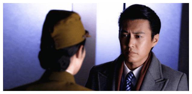 靳东近年蹿红的快？二婚妻子背景强大，网友：怪不得一直不公开