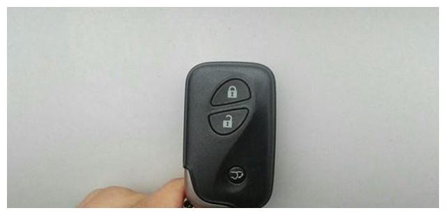 广东一辆40万雷克萨斯撞护栏,女车主称:有12年车龄,技术不差!