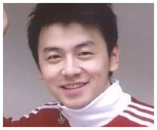 都说沈腾年轻时长得帅，看到雷佳音年轻旧照后，网友：刘昊然？