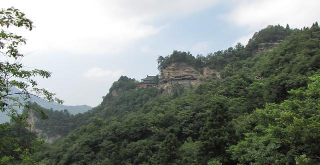 在乌鸦坡周围有许多景点,其中南岩宫是武当山36