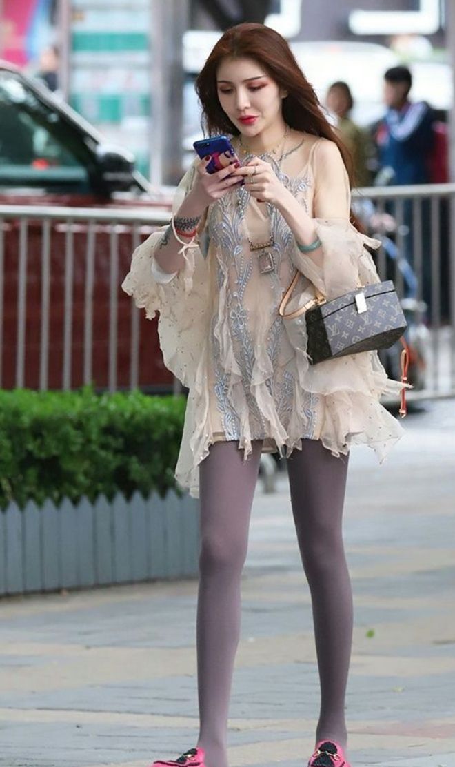 访谈实录:如何玩弄丝袜脚才能既优雅又不失情趣?掌握这些方法让你的体验感直接拉满