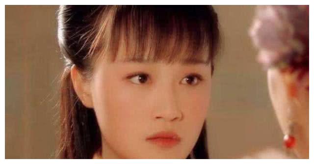 娱乐圈的4位“塌鼻子”美女，才18岁的她成为真美