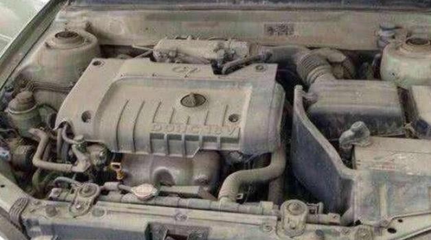 修车师傅：发动机的灰尘别用毛巾擦，学会用这招，灰尘就可全跑光