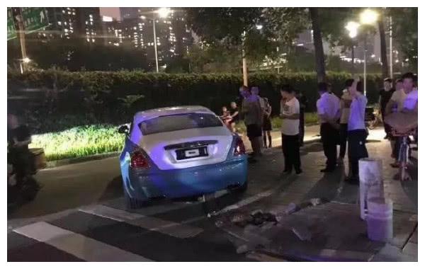 过生日父母送一辆600万的劳斯莱斯,当天女车主就给撞了