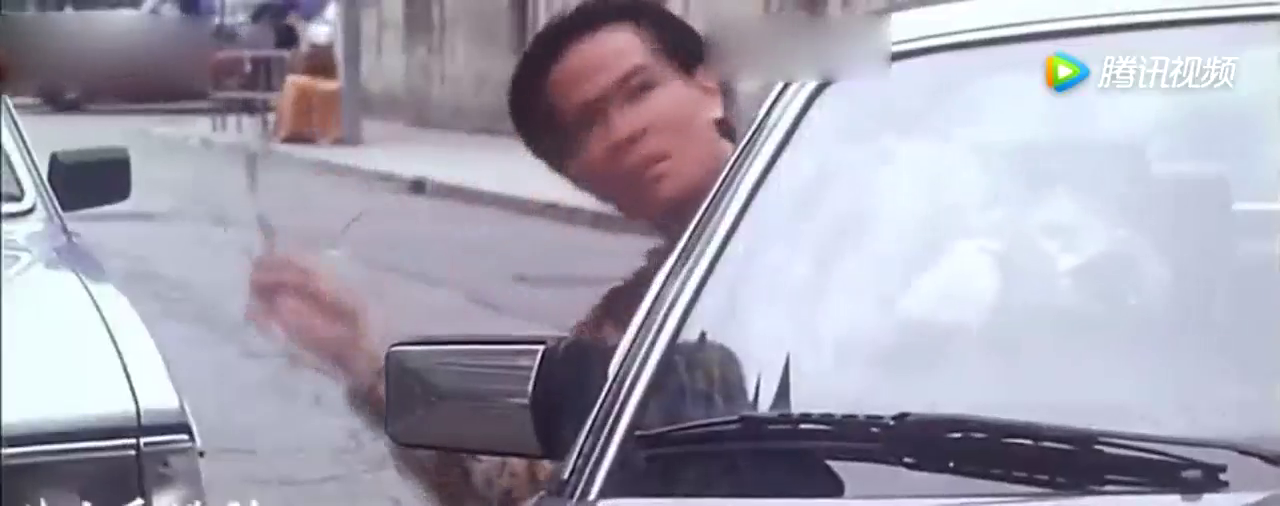 出租车和豪车抢车位，交警开出了三张罚单，第三张是他上司的