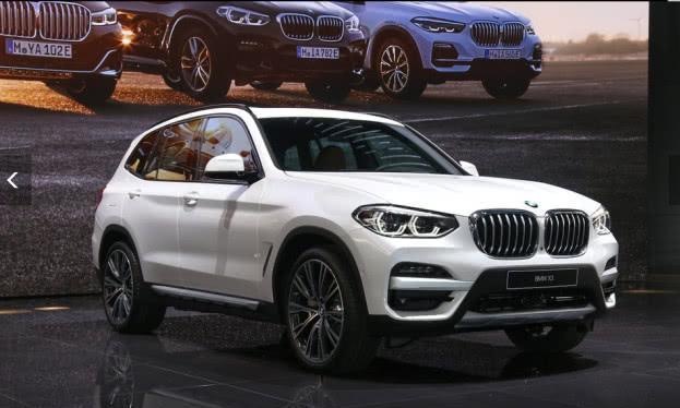 2019年日内瓦车展，宝马展台人山人海，车模与车美轮美奂