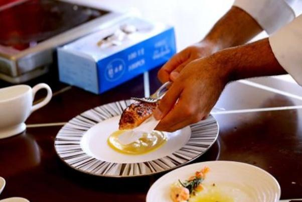 米其林大厨改良中国饺子，一盘88元，看到成品后网友别糟蹋粮食