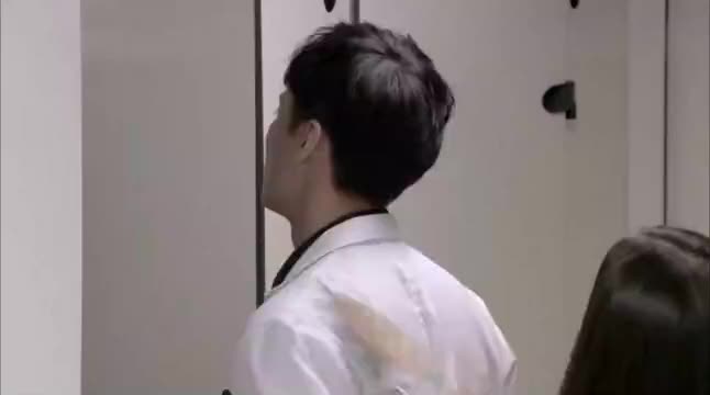 美女进错厕所，结果被帅哥迷到了，竟幻想和他生猴子！_新浪新闻