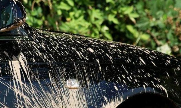 车内灰尘多，尽量别用毛巾擦！教你一个土法子，天天开干净新车