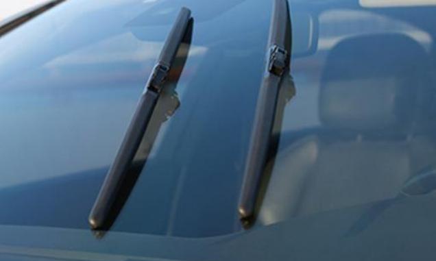 雨刮刮不干净就换？老司机：这样做，可以使用好几年！