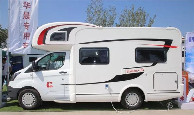 满足国六排放的福特C型房车，北欧简约风内饰，配2张大床能住4人