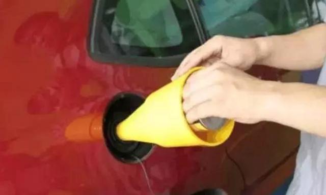 不要被4S店忽悠，这4种汽车保养最没用，专坑那些新手司机！