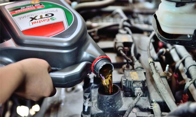 机油5000公里换一次？别听4S店的“谎言”了，这个数最佳更